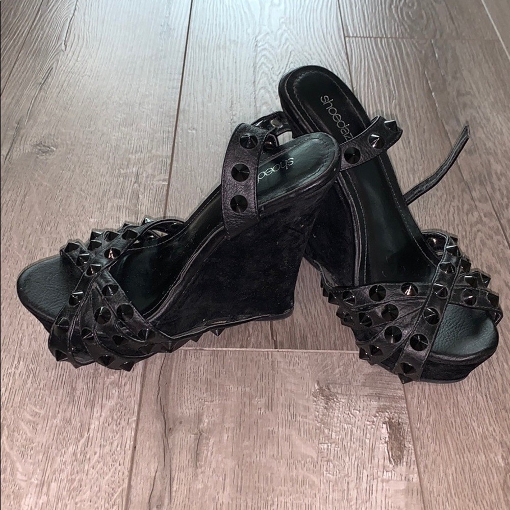 Shoe dazzle black spike wedges size 7
